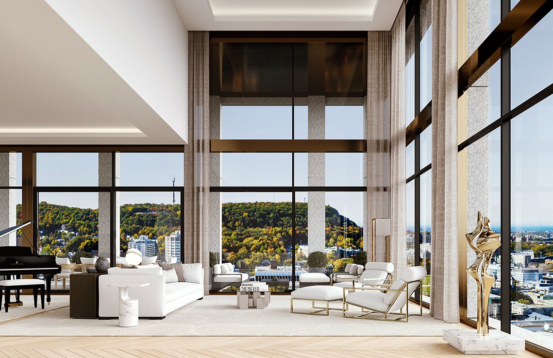 Un salon de penthouse sur deux étages, ses fenêtres pleine hauteur donnant sur Montréal et le mont Royal en automne.